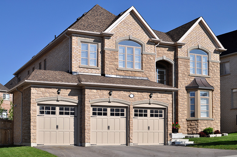 house with 3 garage doors