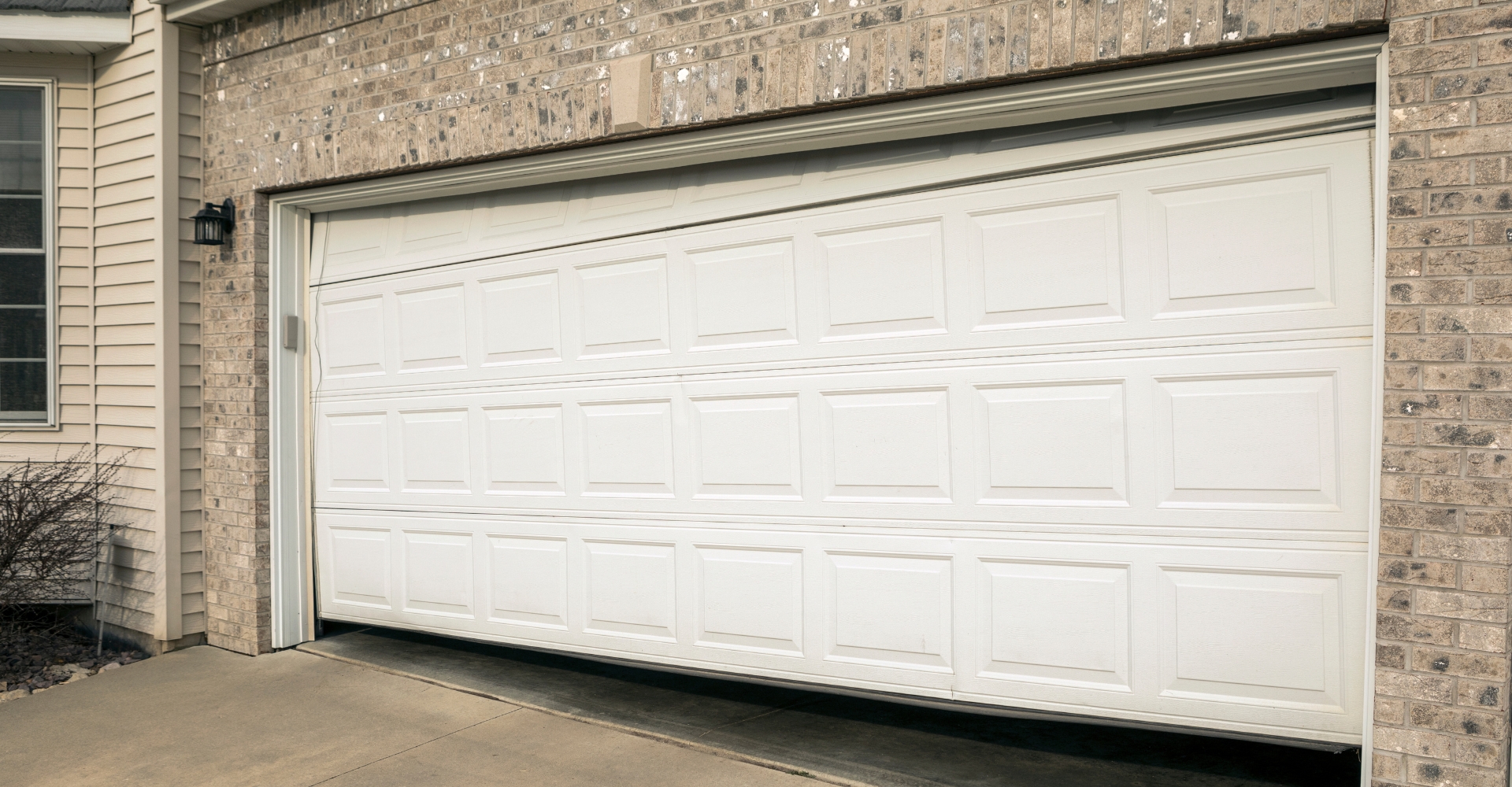 hero-M4145-WhattoDoWhenYouHaveaJammedGarageDoor